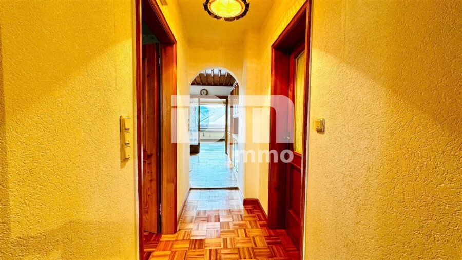 (R)eserviert!!!Hochwertiges 1-2 Familienhaus mit großem Garten in erhobener Ortsrandlage - DG Flur / Diele